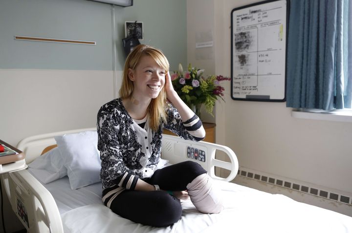 Adrianne Haslet, survivante des attentats du marathon de Boston, dans sa chambre d'h&ocirc;pital, le 24 avril 2013. (BIZUAYEHU TESFAYER / AP / SIPA)