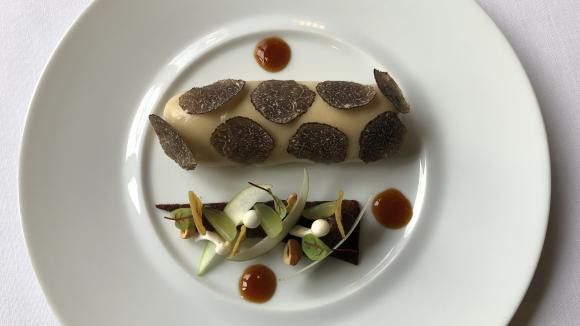 Cannelloni de blancs de volaille aux truffes, farci d'une gambas, recette signée Alain Pégouret. (RF / BERNARD THOMASSON)