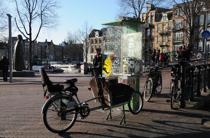 Les vélos filent à vive allure dans les rues le long des canaux à Amsterdam... (Jean-Luc Grzeskowiak / RADIO FRANCE)