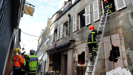 La maison incendi&eacute;e dans laquelle ont p&eacute;ri un homme et quatre enfants le 6 mars 2012 se trouve dans le centre de Lannion (C&ocirc;tes-d'Armor). (FRED TANNEAU / AFP)