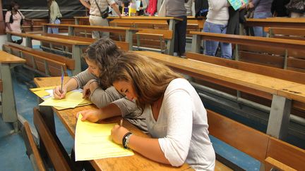 Des bacheli&egrave;res s'inscrivent &agrave; la facult&eacute; de Bordeaux (Gironde), le 9 juillet 2011. (MAXPPP)