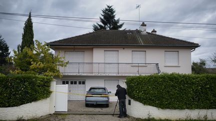 A Gergy (Sa&ocirc;ne-et-Loire), un journaliste filme devant la maison o&ugrave; trois enfants ont &eacute;t&eacute; d&eacute;couverts morts, le 2 novembre 2013. (JEFF PACHOUD / AFP)