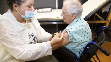 Une personne âgée se fait vacciner contre le Covid-19 à Cannes (Alpes-Maritimes), le 16 septembre 2021. (ERIC DERVAUX / HANS LUCAS / AFP)