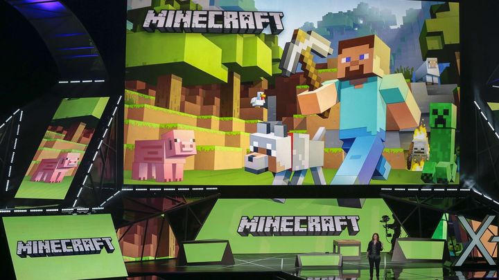 Une démonstration du jeu vidéo Minecraft lors de la conférence Electronic Entertainment Expo à Los Angeles (Etats-Unis), le 15 juin 2015. (DAMIAN DOVARGANES/AP/SIPA)