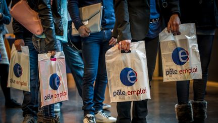 Des demandeurs d'emploi patientent lors d'un forum organis&eacute; &agrave; Paris, le 14 octobre 2014. (PHILIPPE HUGUEN / AFP)