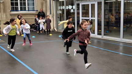 Des élèves de CP de l'école Polangis à Joinville-le-Pont (Val-de-Marne) participent au dispositif des trente minutes d'activité physique quotidienne, le 15 mars 2022. (ANAIS BROSSEAU)