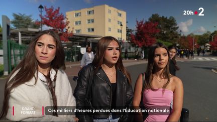 Des lycéennes témoignent des nombreuses absences d'enseignants devant leur établissement de région parisienne, à l'automne 2024. (FRANCE 2)