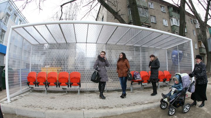 Un arr&ecirc;t de tramway &agrave; Donetsk, ville ukrainienne qui accueillera des matchs de l'Euro 2012, le 29 mars 2012. (ALEXANDER KHUDOTEPLY / AFP)