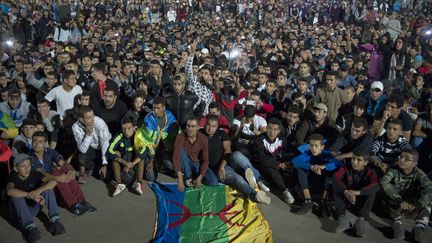 Des manifestants réunis, dimanche 30 octobre 2016, autour du drapeau berbère, à&nbsp;Al-Hoceima (Maroc), après la mort violente d'un vendeur.&nbsp; (FADEL SENNA / AFP)