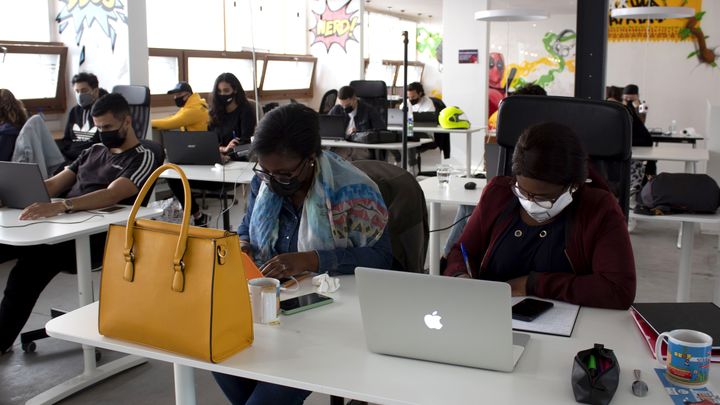 Des étudiants en formation à Molengeek, à Molenbeek, le 24 août 2021. (ELISE LAMBERT / FRANCEINFO)