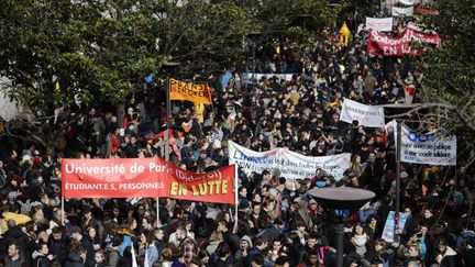 Des manifestants défilent devant l'université Paris-Diderot contre la future loi de programmation pour la recherche, le 5 mars 2020. (THOMAS SAMSON / AFP)