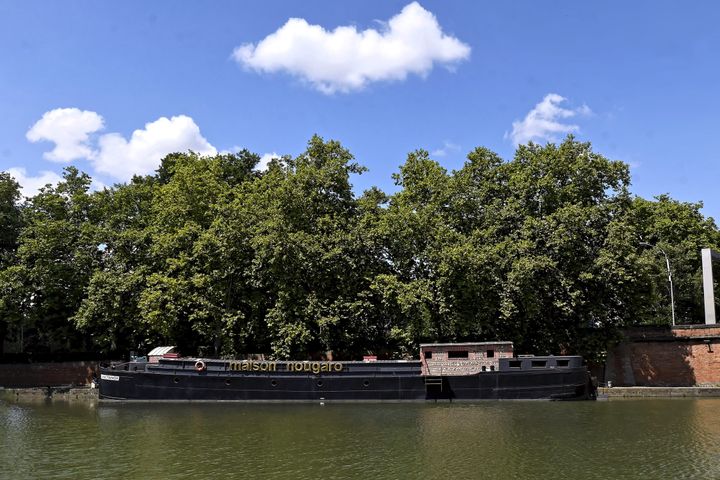 La "Maison Nougaro" installée sur la péniche Sanctanox est amarrée sur le Canal du Midi à Toulouse. (XAVIER DE FENOYL / MAXPPP)