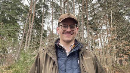 Léo, 23 ans, président du Club des Jeunes Chasseurs d'Ile-de-France, à Rambouillet. (MANON MELLA / FRANCEINFO)