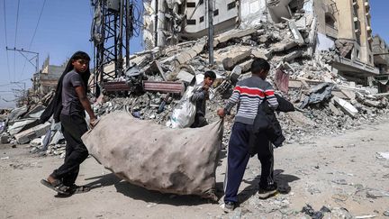 Des adolescents à Rafah, dans la bande de Gaza, le 5 avril 2024. (MOHAMMED ABED / AFP)