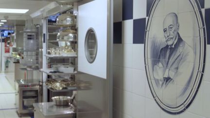 Un portrait d'Auguste Escoffier dans la cuisine d'un restaurant. Extrait du documentaire&nbsp;Auguste Escoffier ou la naissance de la gastronomie moderne, sur Arte.tv (CAPTURE D'ECRAN ARTE.TV)