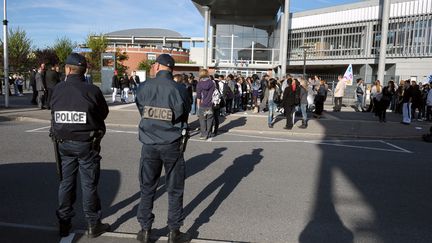 Des policiers devant un lycée du Val-de-Marne (photo d'illustration). (MIGUEL MEDINA / AFP)