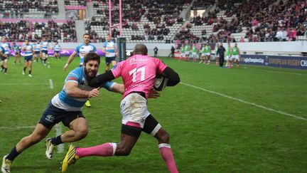 L'ailier du Stade Français Camara déborde son vis à vis de Trévise (PHILIPPE LAVIEILLE / MAXPPP)