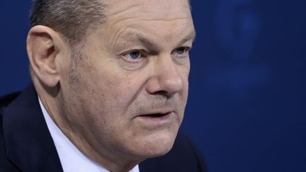 Le chancelier allemand Olaf Scholz, lors d'une conférence de presse à Berlin, le 24 janvier 2022. (HANNIBAL HANSCHKE / AFP)