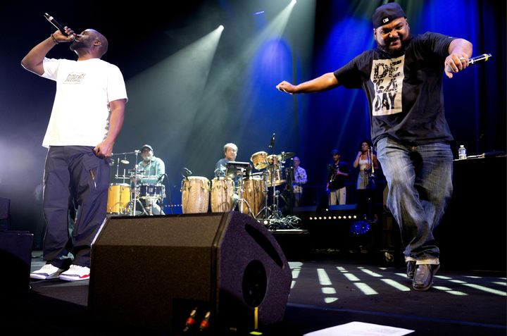 Posdnuos et Maseo de De La Soul, ce dernier esquissant quelques pas de danse, au concert des légendes du rap new-yorkais, mercredi 30 août 2023 à la Philharmonie de Paris, dans le cadre du festival Jazz à La Villette. (JOACHIM BERTRAND - PHILHARMONIE DE PARIS)