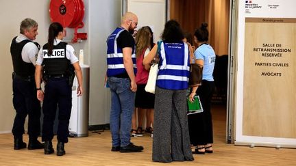 La salle de retransmission du procès pour les parties civiles et les avocats à Nice, le 5 septembre 2022. (VALERY HACHE / AFP)