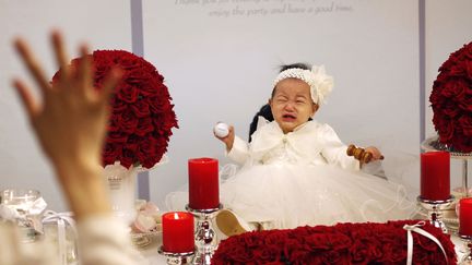 Un b&eacute;b&eacute; &acirc;g&eacute; de un an pose pour sa photo d'anniversaire &agrave; S&eacute;oul (Cor&eacute;e du sud), le 14 d&eacute;cembre 2014. (KIM JONG-HI / REUTERS)