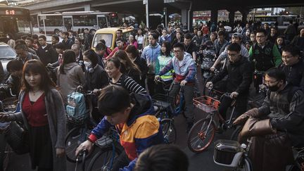 Des chinois sur un carrefour à Pékin (Chine). (KEVIN FRAYER / GETTY IMAGES ASIAPAC)