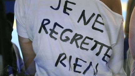 Au creux de la vague, Laure Manaudou se ferme, et communique avec son public avec des messages sur ses tee-shirts, comme ici &agrave; Montpellier en 2009. (GERARD JULIEN / AFP)