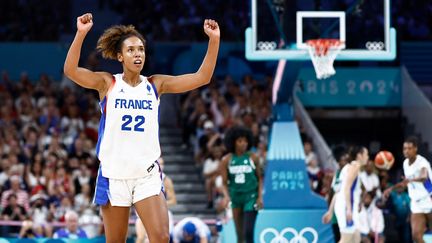 Marième Badiane célèbre un panier lors du match de poules entre la France et le Nigeria aux Jeux olympiques de Paris, le 1er août 2024 au stade Pierre-Mauroy de Villeneuve-d'Ascq (Nord). (SAMEER AL-DOUMY / AFP)