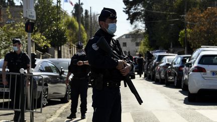 Un policier à Rambouillet, après l'attaque au commissariat, le 23 avril 2021. (BERTRAND GUAY / AFP)