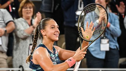 La joie de Diane Parry après sa victoire au premier tour de Roland-Garros contre la numéro 2 mondiale et tenante du titre, Barbora Krejcikova, le 23 mai 2022. (MATTHIEU MIRVILLE / DPPI via AFP)