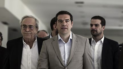 Au centre, le Premier ministre grec, Alexis Tsipras, le 2 juin 2015 &agrave; Ath&egrave;nes. (MENELAOS MYRILLAS / SOOC / AFP)