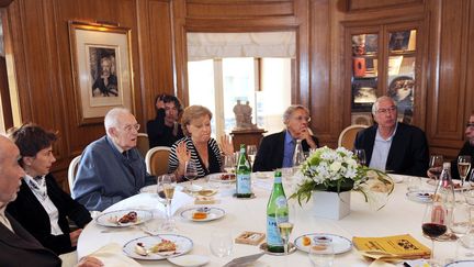 Le jury du Prix Goncourt avec Bernard Pivot (cette année président) réuni au restaurant Drouant ici en septembre 2011.
 (MICHEL GANGNE / AFP)