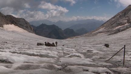 Dans les Hautes-Pyrénées, le glacier d'Ossoue ne cesse de reculer et de fondre. Cela inquiète les glaciologues, mais aussi les randonneurs, qui constatent la disparition du glacier.&nbsp; (FRANCE 3)