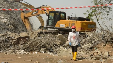 Un secouriste de la Croix-Rouge à proximité des débris de l'immeuble effondré à Lagos (Nigeria), le 3 novembre 2021. (OLUKAYODE JAIYEOLA / NURPHOTO / AFP)