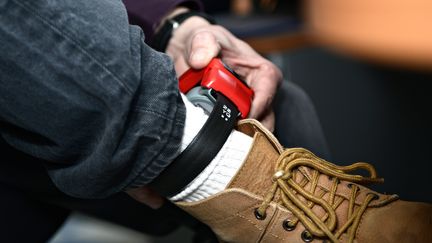 Les bracelets anti-rapprochement sont très utilisés en Espagne pour lutter contre les violences conjugales. (ERIC MALOT / MAXPPP)