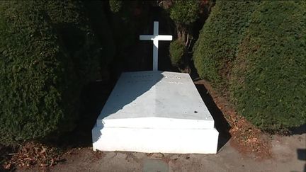 La tombe de Pétain dans le cimetière de l'Ile d'Yeu. (France 3 Pays de la Loire)