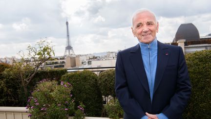 Le chanteur Charles Aznavou pose à l'hôtel Raphael, le 8 mars 2016 à Paris. (BALTEL/SIPA)