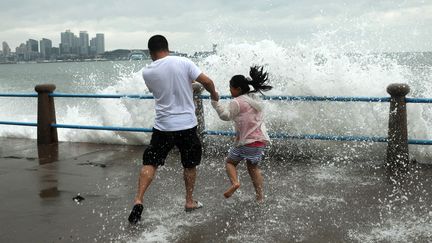 A&nbsp;Qingdao City, dans l'est de la Chine, lors du passage du typhon Chan-hom, le 12 juillet 2015.&nbsp; (WANG HAIBIN / XINHUA / AFP)