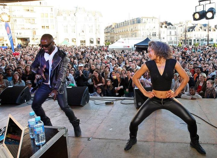 Concert rock dans le centre-ville du Mans
 (MAXPPP/PHOTOPQR/LE MAINE LIBRE/OLIVIER BLIN)