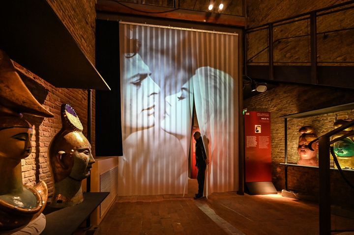 Anita Ekberg et Marcello Mastroianni dans la Dolce Vita (1960), photo de l'exposition "Fellini 100 : Immortal Genius", Rimini (Italie), 2020 (ANDREAS SOLARO / AFP)