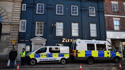 Des forces de police devant le banc où un ex-agent double et sa fille ont été retrouvé inconscients, à Salisbury (Royaume-Uni), le 8 mars 2018. (BEN STANSALL / AFP)