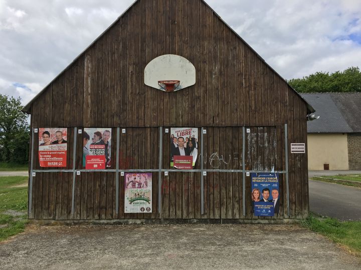 Des affiches de campagne pour les européennes à Trémargat (Côtes-d'Armor), le 28 mai 2019. (ELISE LAMBERT / FRANCEINFO)