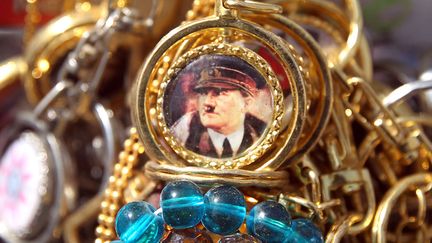 Un porte-cl&eacute;s &agrave; l'effigie d'Adolf Hitler est propos&eacute; &agrave; la vente dans un souk de Bagdad (Irak), le 6 mars 2013. (AHMAD AL-RUBAYE / AFP)