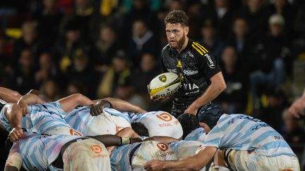 Tawera Kerr-Barlow&nbsp;lors du match de Top 14 Stade Rochelais-Racing 92, le 1er octobre 2022, au Stade Marcel-Deflandre. (XAVIER LEOTY / AFP)