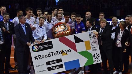 L'équipe de France de volley célébre sa qualification pour les Jeux olympiques de 2020, le 10 janvier 2020 à Berlin. (JOHN MACDOUGALL / AFP)