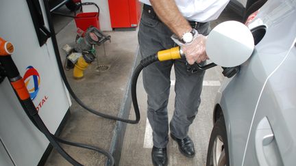 Les Fran&ccedil;ais sont divis&eacute;s sur la mesure du gouvernement, qui a d&eacute;cid&eacute; de baisser le prix du carburant de six centimes par litre, selon un sondage CSA pour RTL. (CHRISTOPHE ESTASSY / AFP)