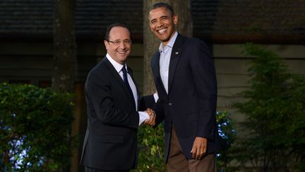Le pr&eacute;sident fran&ccedil;ais, Fran&ccedil;ois Hollande (&agrave; g.) et le pr&eacute;sident am&eacute;ricain, Barack Obama, avant le d&icirc;ner des dirigeants du G8 &agrave; Camp David, aux Etats-Unis, le 18 mai 2012. (MICHAEL REYNOLDS / EPA / MAXPPP)