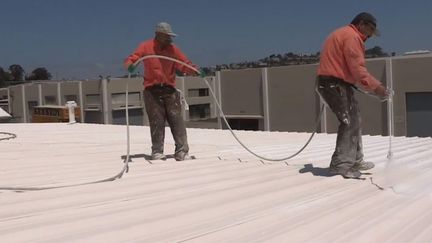 Le toit d'une école de San Fransisco est blanchi pour faire baisser de quelques degrés la température à l'intérieur du bâtiment. (AFP)