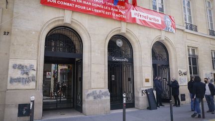 L'entrée&nbsp;de Sciences Po Paris, souillée par des tags antisémites découverts le 12 avril 2021. (THOMAS SAMSON / AFP)