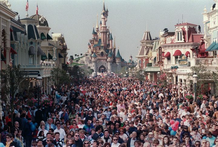 Dans la rue principale d'Eurodisey&nbsp;le 11 avril 1992, la veille de l'ouverture officielle du parc d'attraction à Marne-la-Vallée. (PIERRE VERDY / AFP)